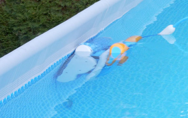 Steinbach Poolroboter Speedcleaner Twin 61025 an Wasserkante eines Frame Pools