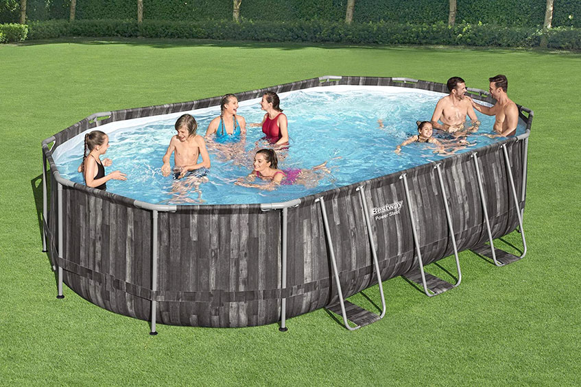 5611R Bestway Steel Frame Pool im Garten aufgebaut